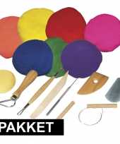 Boetseren klei pakket met gekleurde klei en gereedschap