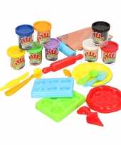 Klei speelset pizza maken met 8 kleuren klei en accessoires speelgoed